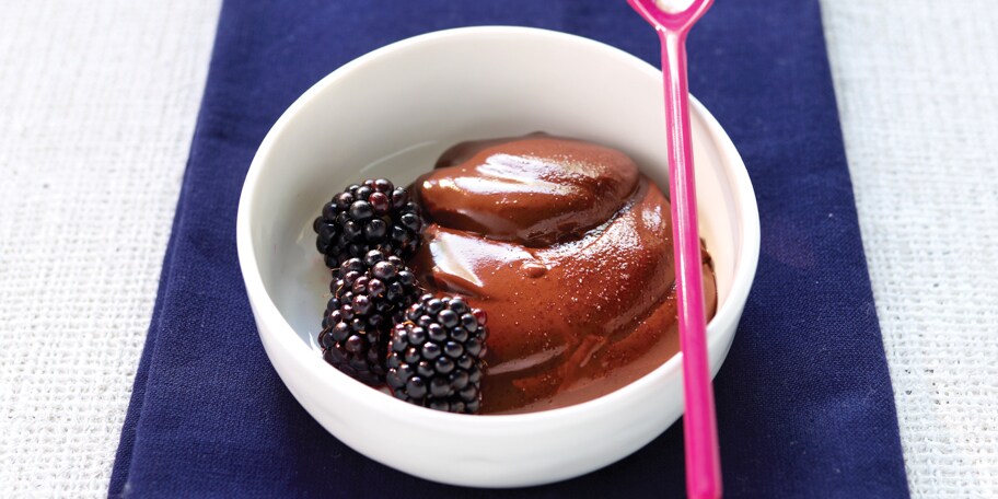 Crème moelleuse met chocolade en braambessen
